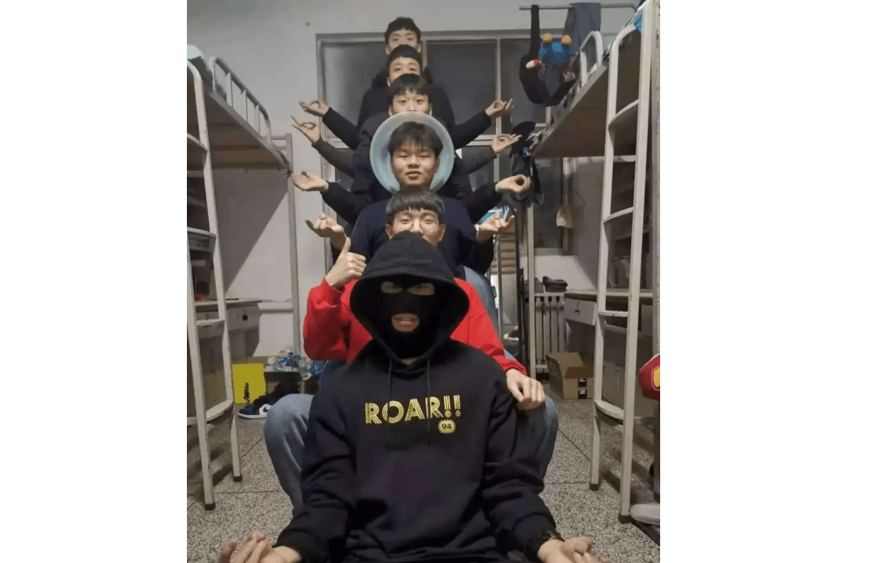大学辅导员花式查寝欢乐多,学生为接招绞尽脑汁,直呼不服不行_寝室