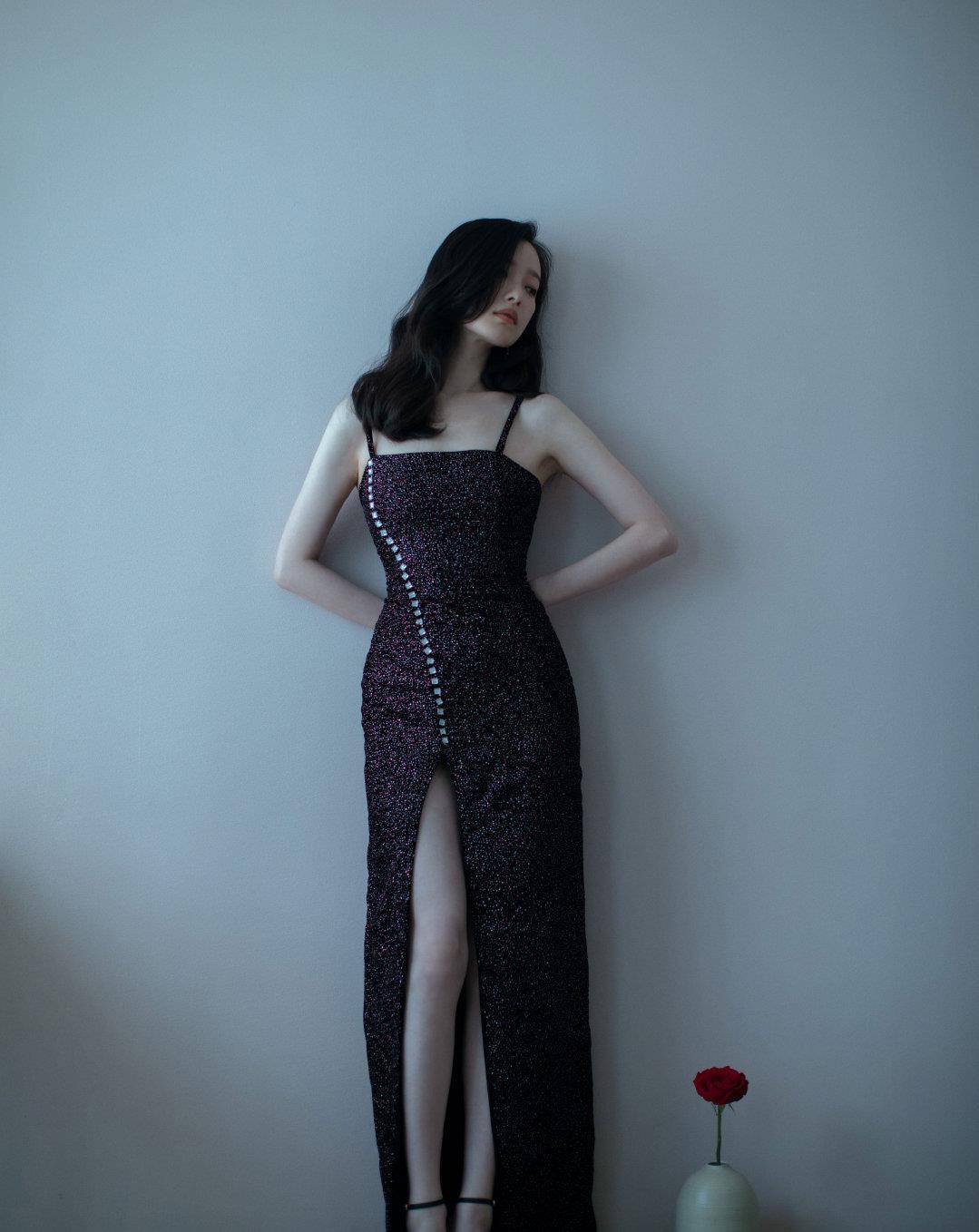 原创江铠同为赚眼球可太拼吊带短裙上演女神坐防展露还要用手遮