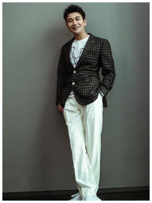 爱穿休闲风格的大叔张智尧,穿黑色格子西服,小女生都要被他迷倒_张志