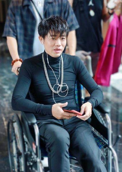 原创凤凰传奇曾毅坐轮椅已无法行走媒体曝光是在内蒙出事