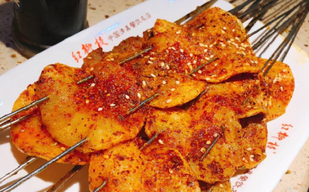 烧烤摊上普遍的烤土豆片都是一串三片的,至少1.