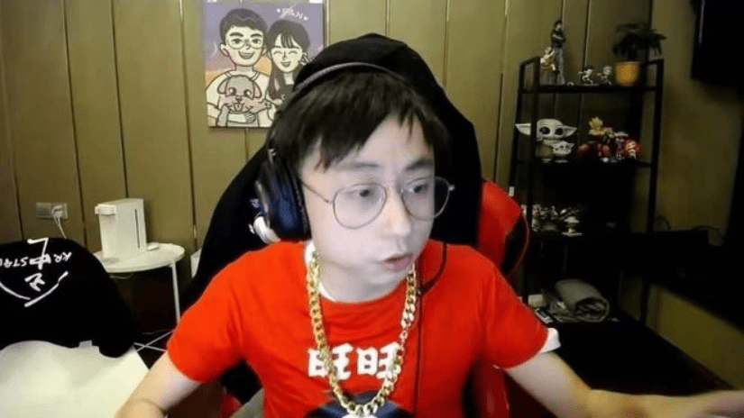 水晶哥直播怒斥黑粉当场直接玩梗并播放坤坤成名曲