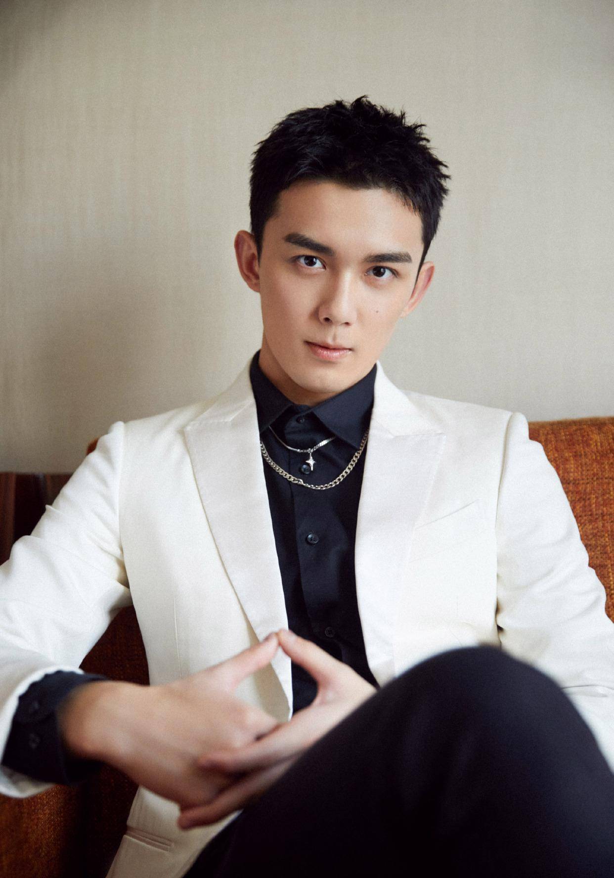 原创若是俊朗清秀吴磊的颜值与气质也是不输他人的休闲雅致有范