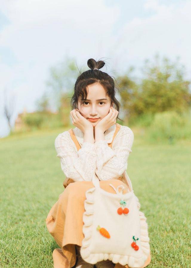 女生拍照不得不学的8个姿势简约不做作拍出各种美