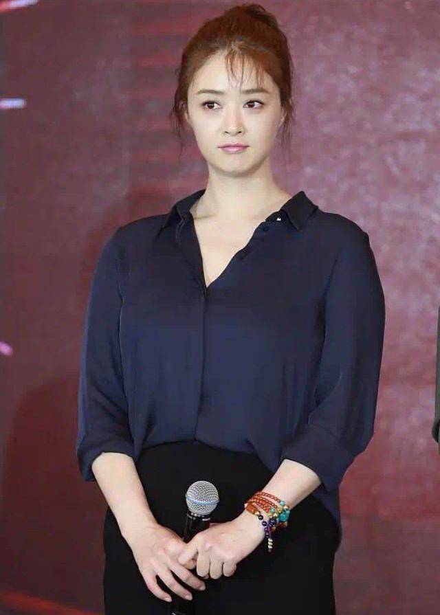 原创蒋欣瘦出新高度穿衬衫减龄又利落在生图镜头下也很美
