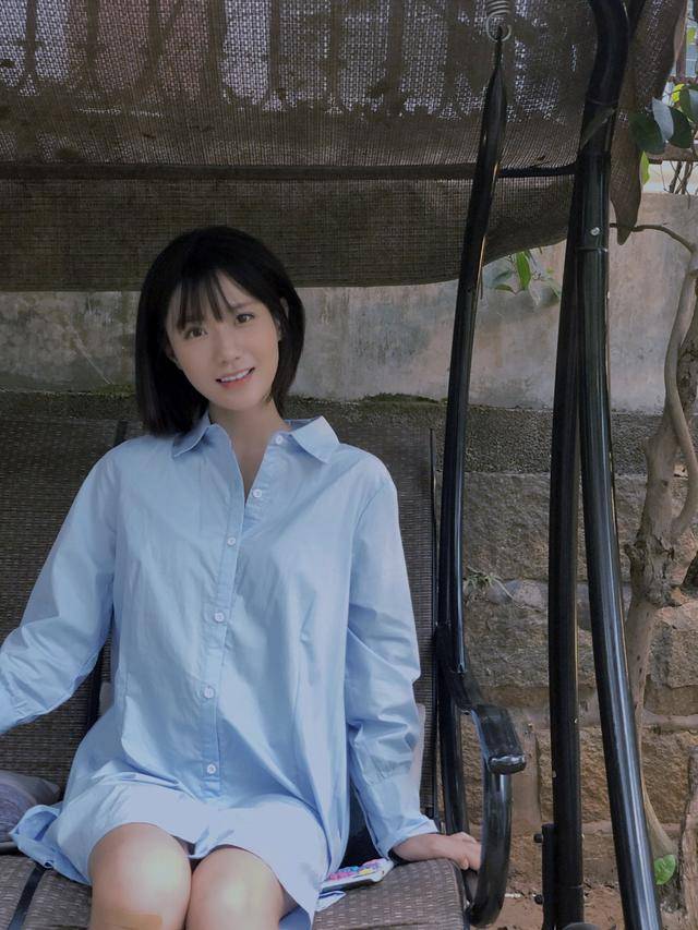 原创陈意涵更像小女生了穿男友风衬衫玩下衣失踪配短发清纯甜美