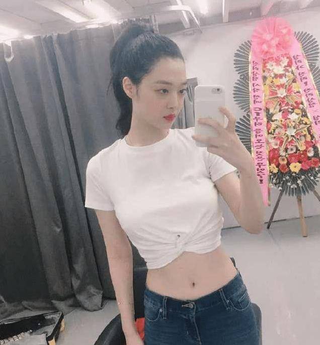 崔雪莉打破玉女形象穿超紧身牛仔裤被她的柯基臀美哭了