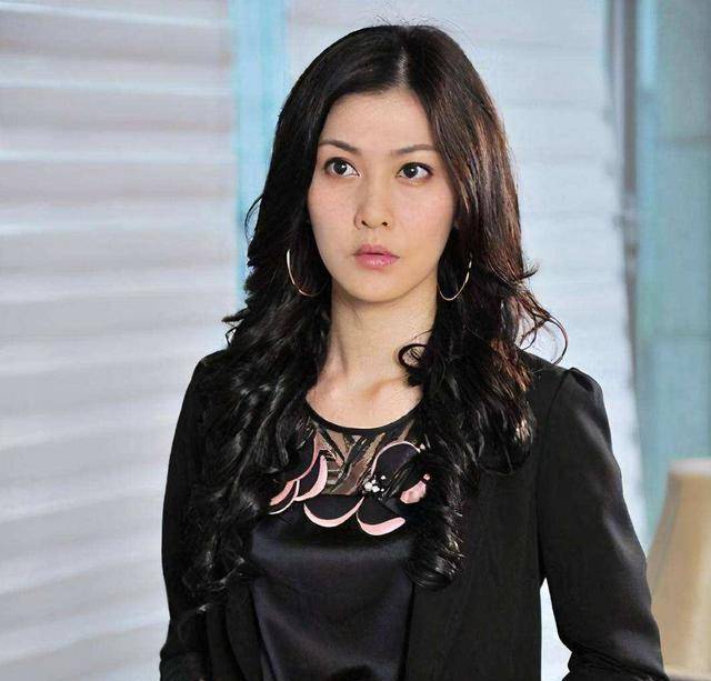 原创李彩桦海南度假白色泳衣展现展现身材这身材大家能打几分