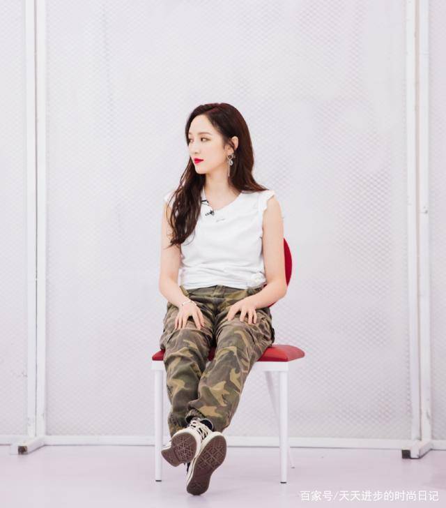 原创孟佳真会穿粉紫色笑脸t恤配牛仔短裙清爽甜美很有少女感