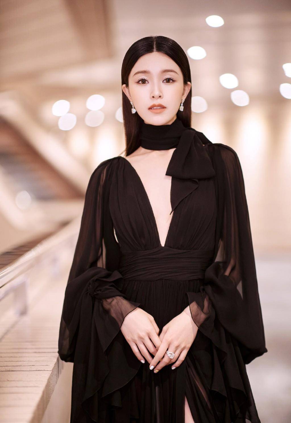 原创文咏珊真的好豪放领口开到腰线也不怕展露不愧是香港时尚女神