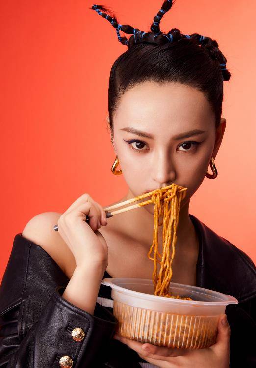 被杨颖喊女神的黄灿灿穿无痕裤吃乌冬面拍大片发际线亮了