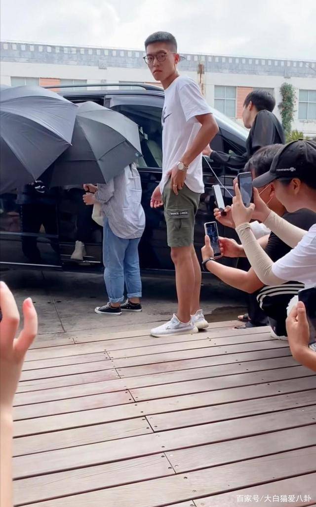 因为这群代拍中有不少男生在拍照录视频时说到:"哇,真是好诶,好腿诶".