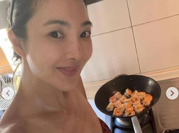 曹格妻子晒出近照,和儿女出游超开心,身穿时尚做饭引热议_吴速玲_身材