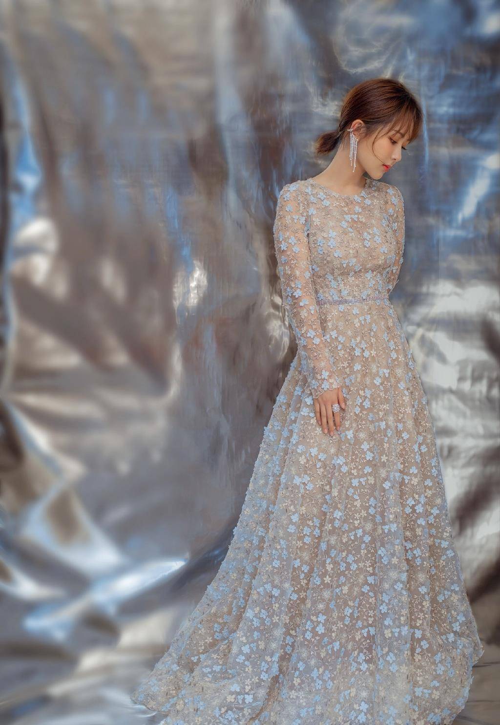 杨紫时尚感越来越强,穿纯白拼接长裙配镂空外套,复古不失少女感_白色