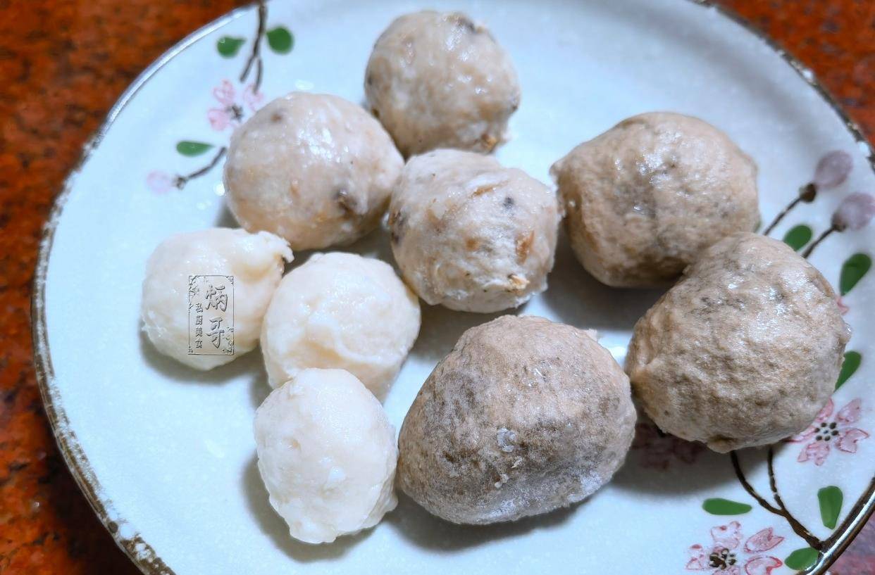 【烹制方法】:墨鱼丸,撒尿牛丸,香菇丸,金针菇,生姜,葱,食盐,鸡精