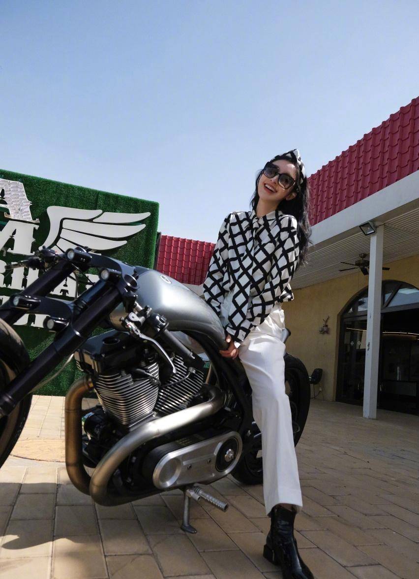 36岁张俪变"机车女孩",衬衫配西裤简约时尚,美得时尚又霸气_黑色_上衣