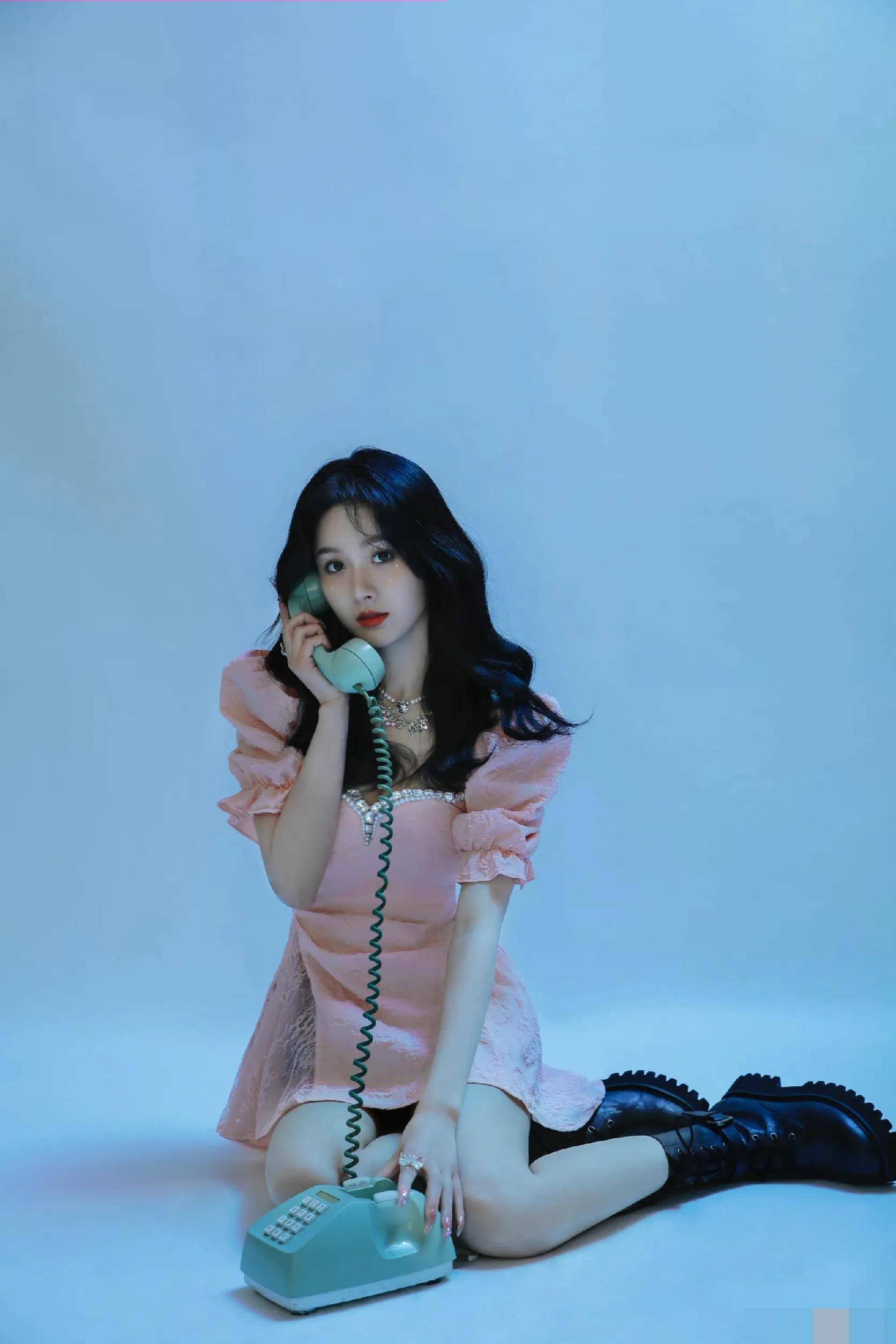 王子璇星星眼女团写真来袭粉色公主裙甜美可爱星星眼妆好闪亮