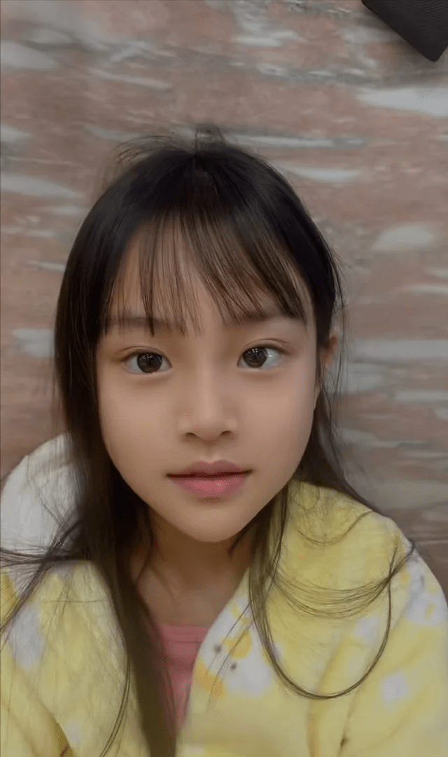 李小璐晒女儿送的珍珠项链欣慰感动多角度欣赏甜馨高颜值瞩目