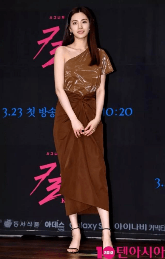 而私下林珍娜对于自己的身材管理也是非常严格的,就连这样的"麻袋裙"