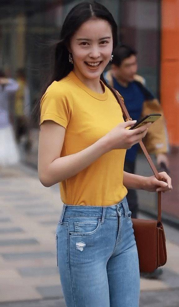 紧身破洞牛仔裤搭配t恤,青春时尚,少女感十足_孟梦_身材_姐姐