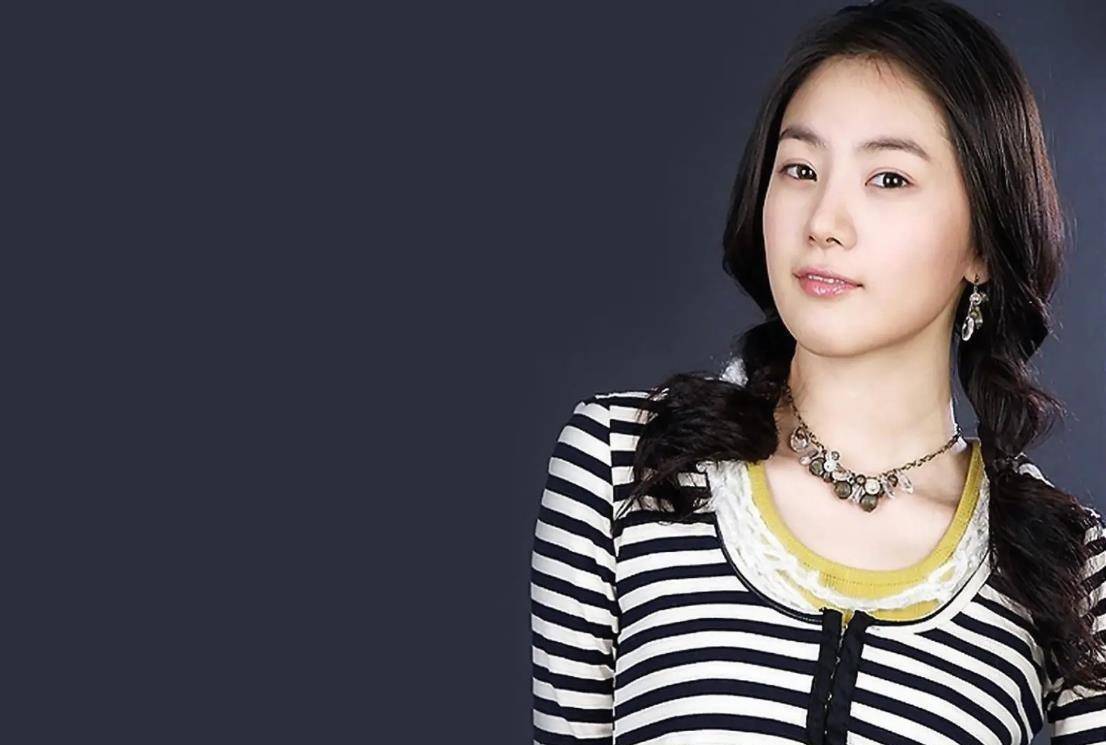 "高开低走"刘荷娜:凭放羊的星星爆火,后躺公公大腿惹争议_吴仁耀_夏