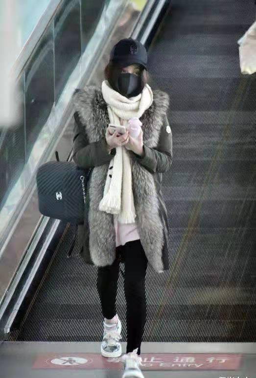 姚笛罕见走机场,穿貂皮搭香奈儿打扮贵气,一双腿瘦成筷子_派克_小黑
