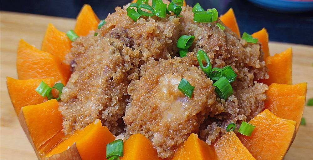 是在粉蒸肉的基础上延伸而来的, 用它搭配着南瓜做盅,从观感,口味