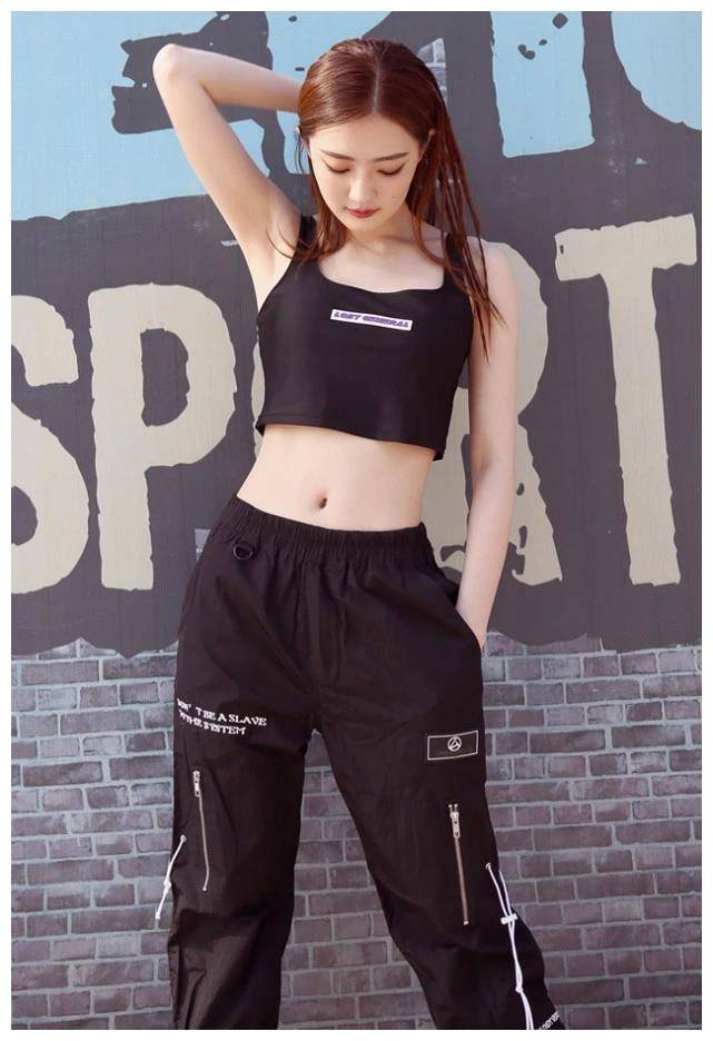 说徐璐88斤我真不信,6岁小妹妹的衣服都能穿上,漫画腰绝了