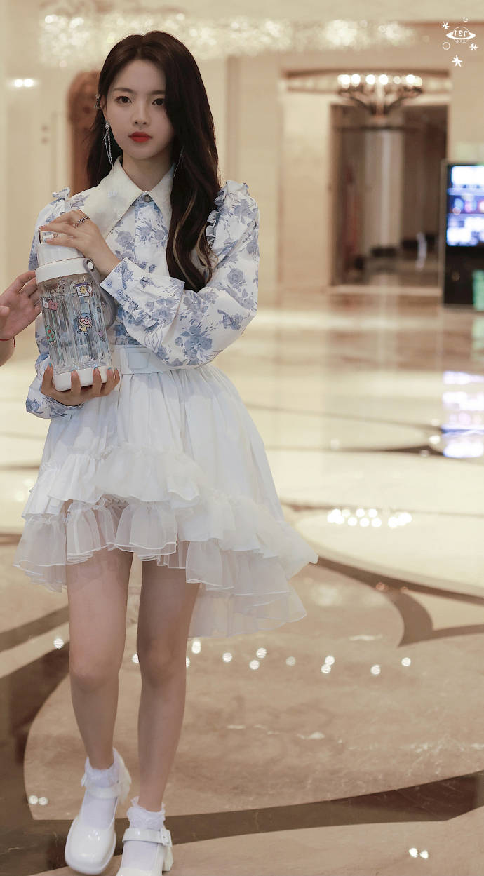 原创23岁杨超越上班照曝光超短裙秀出漫画腿手拿kt猫水壶有点萌