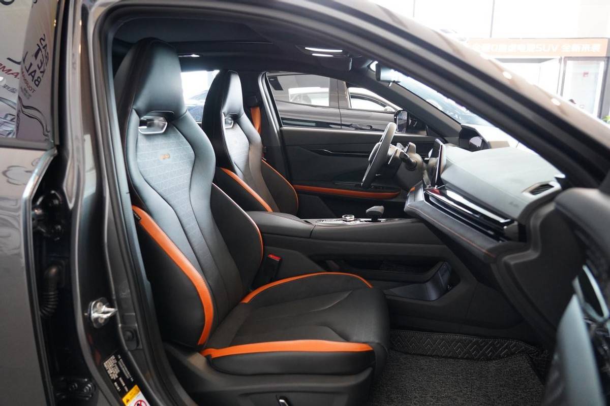 别看座椅宽大,前排空间丝毫不受影响.