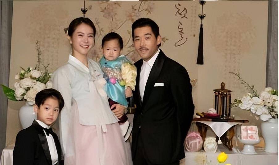 "高开低走"刘荷娜:凭放羊的星星爆火,后躺公公大腿惹争议_吴仁耀_夏