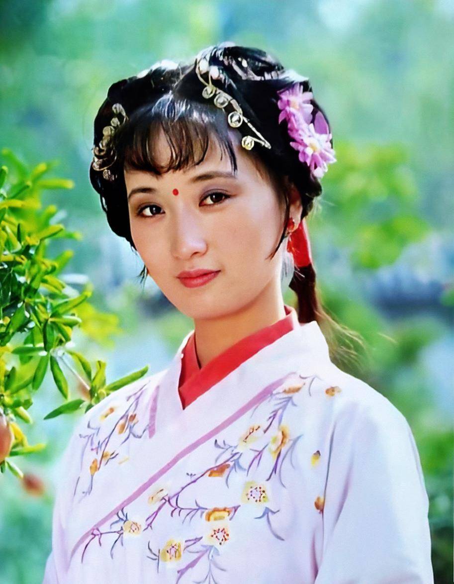 《红楼梦》柳湘莲饰演者侯长荣家庭照曝光,一家人个顶个的高颜值