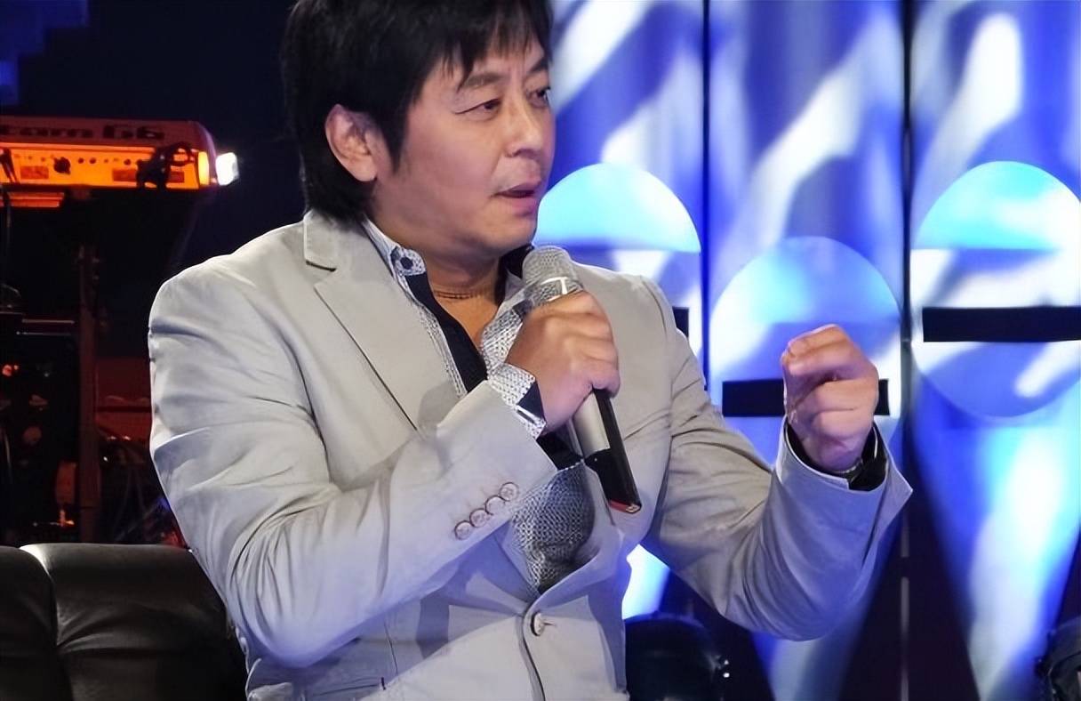 王杰不止一次的在公众面前表示,自己的嗓子是被人"毒哑"的,因为巅峰时