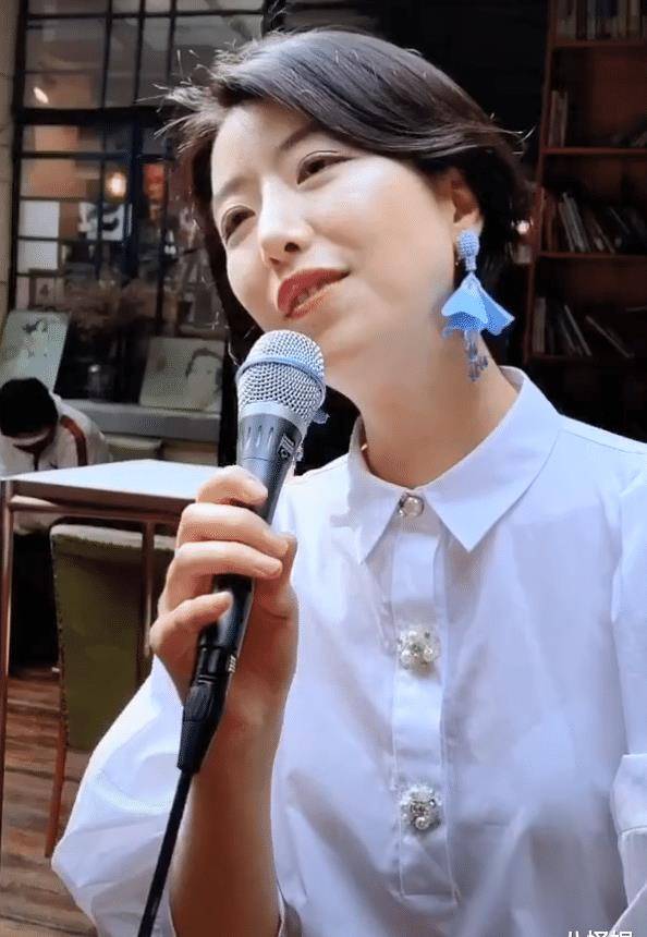 不受分手传闻影响,李亚鹏女友再晒游玩照,穿露肩裙秀长腿很惬意_susie