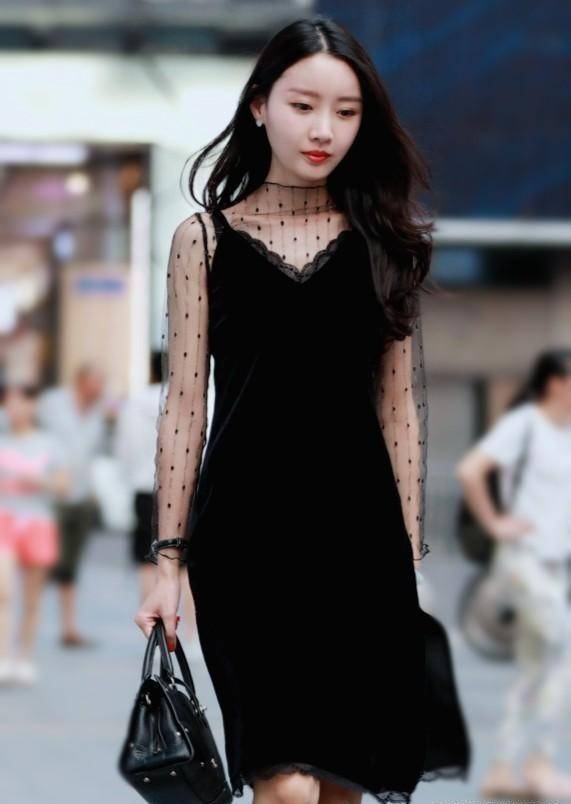 原创黑色吊带裙的美女身材特别显苗条简约又时尚优雅不失体面