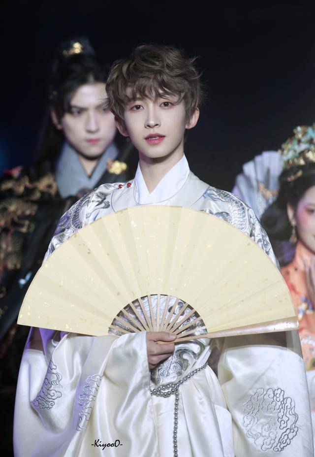 刘宇不愧是国风美少年身穿汉服帅气又潇洒笑起来好治愈啊