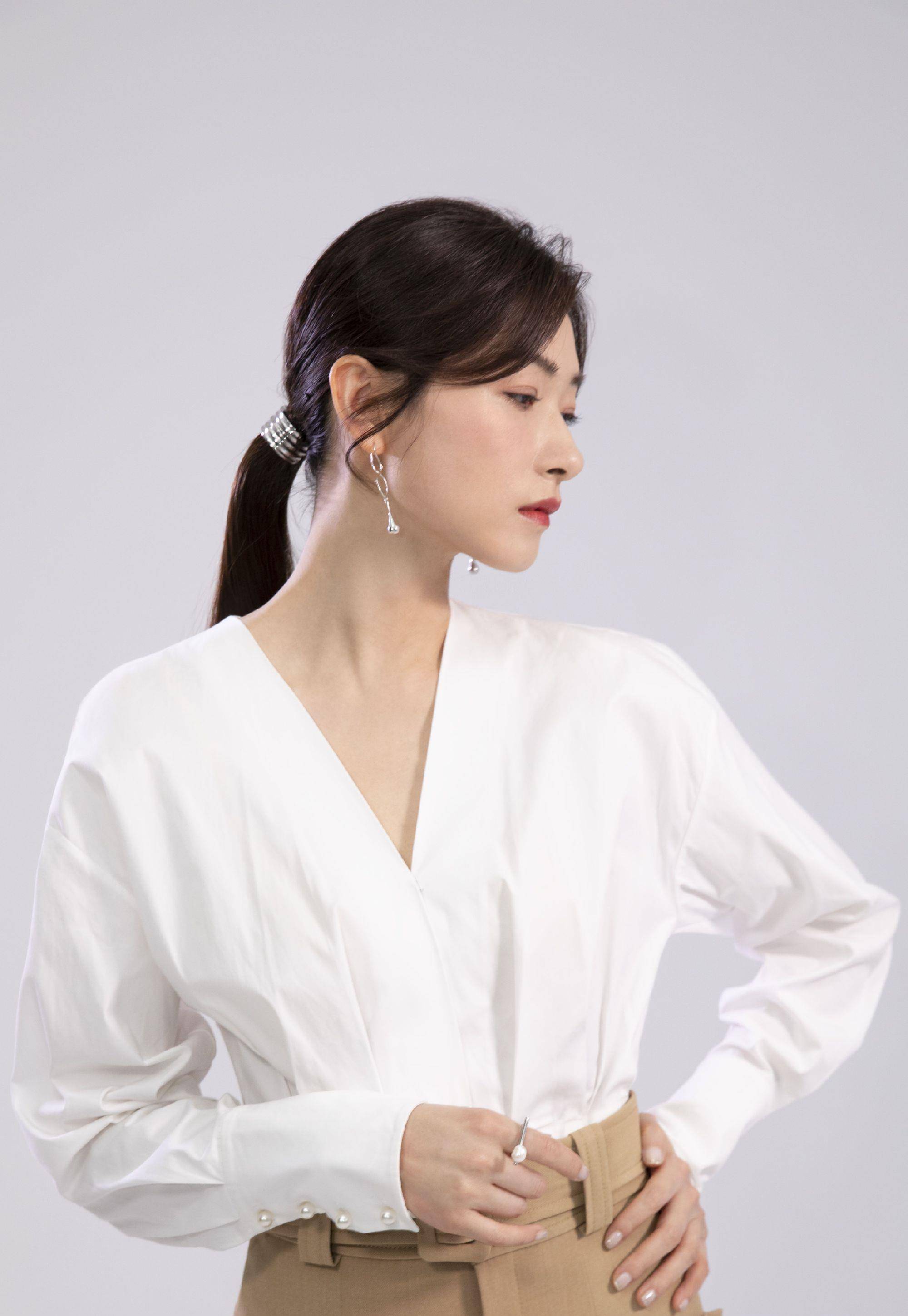 原创38岁万茜穿搭翻车满身印花西装造型像村口大妈女神也不能驾驭