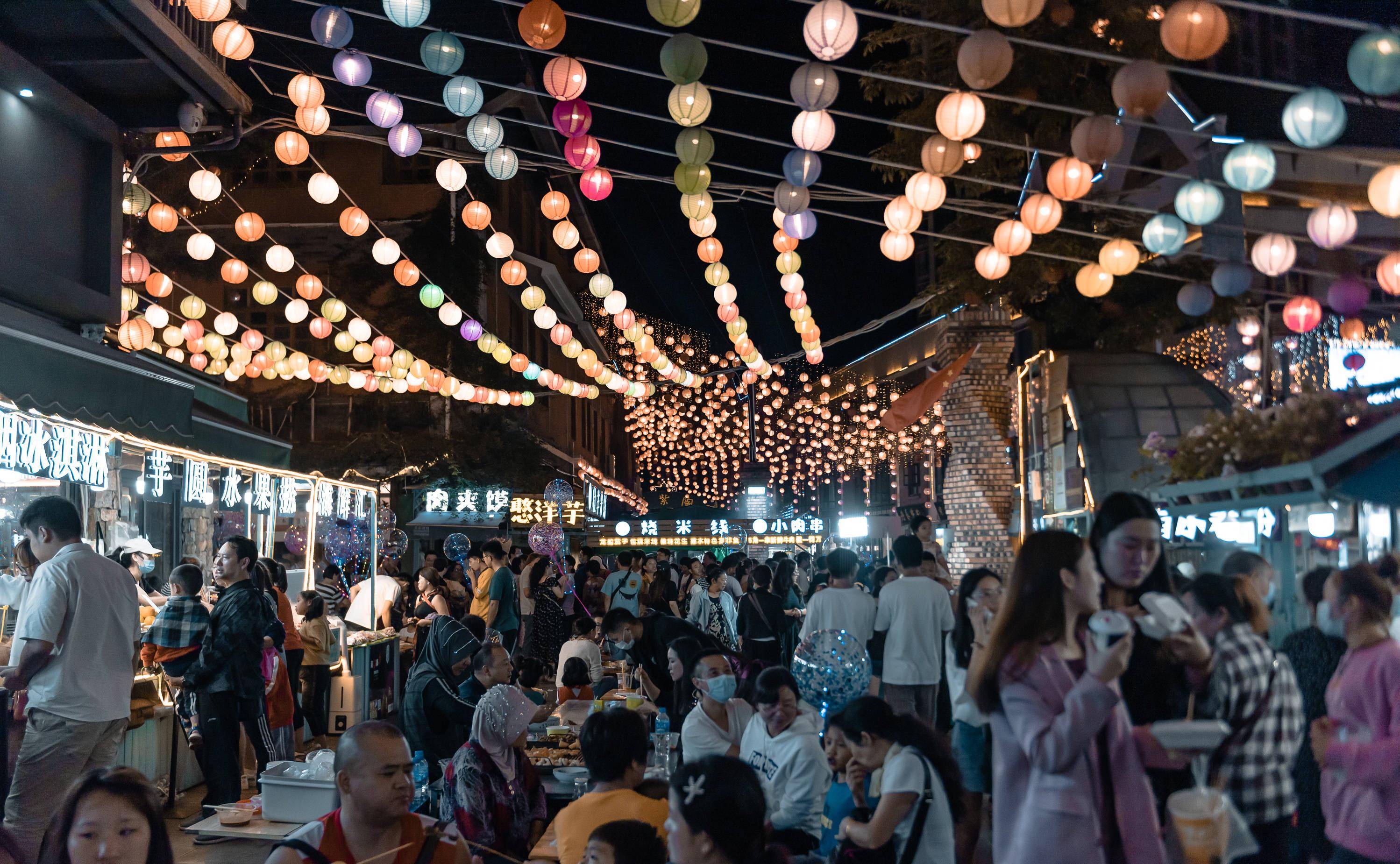 云南这条神奇街道：白天是紫陶交易市场，晚上是人声鼎沸的美食城