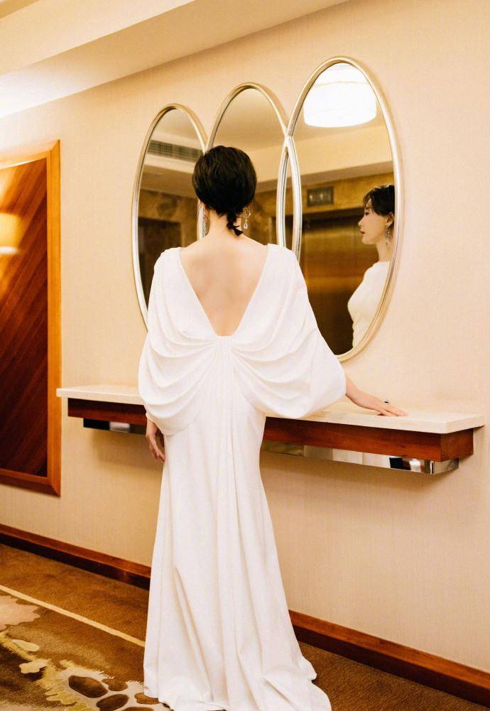 最美后妈陈数,一袭白色希腊风格的露背裙,大秀蝴蝶美背,好惊艳_气质