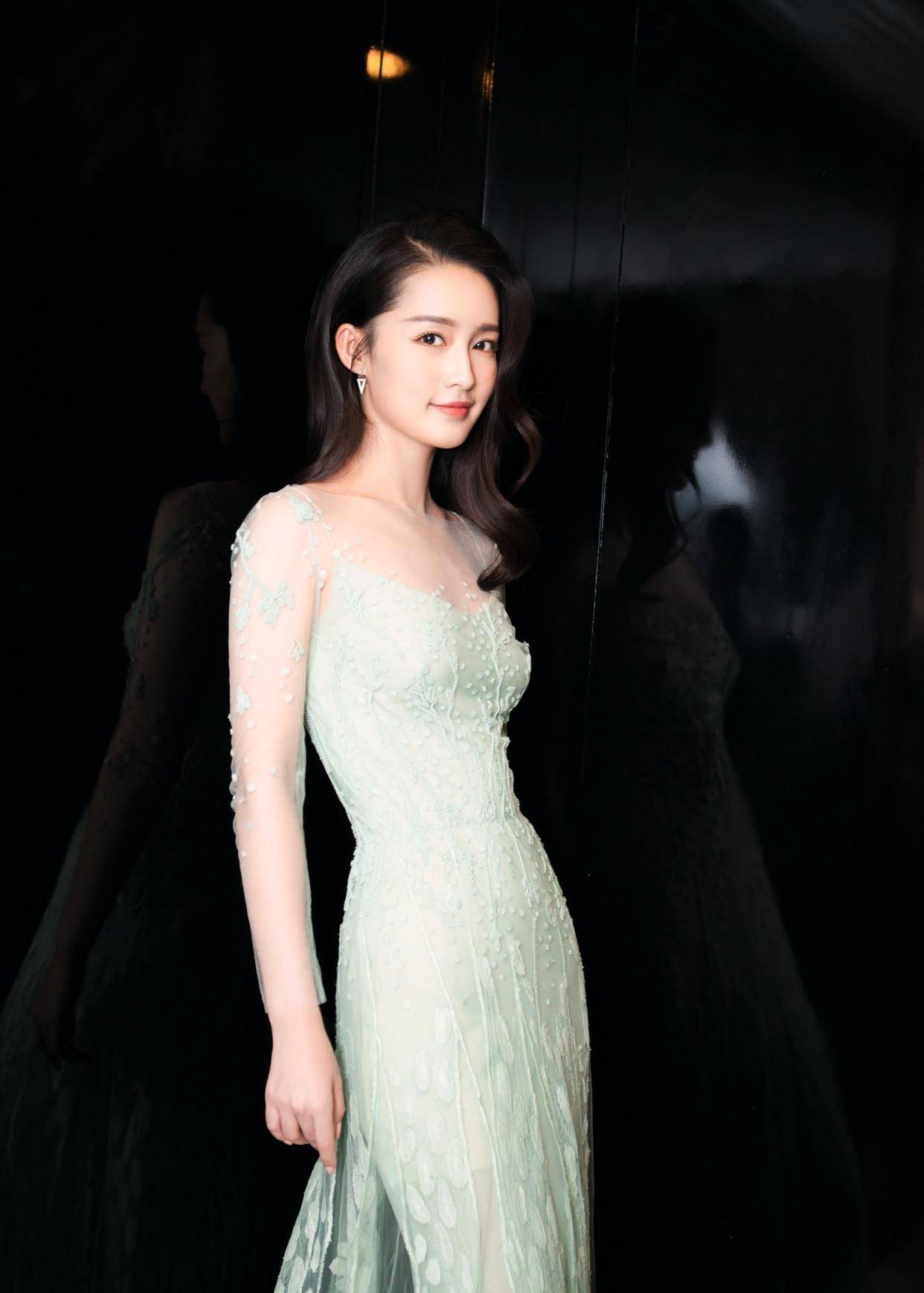 李沁时尚表现力太强杂志大片拍摄尽显新式中国风女神好有范