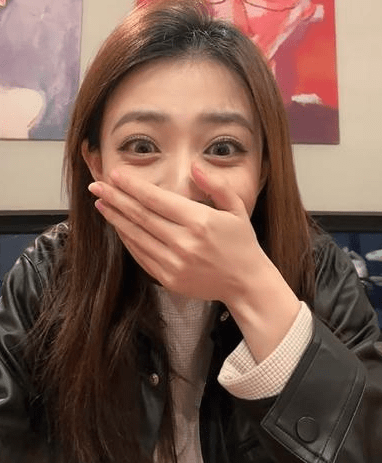 之前徐璐也晒出过自己的素颜照,当时的她应该是还没有现在这么瘦,五官