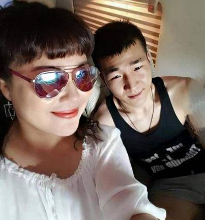 52岁李菁菁患病后瘦身成功,获小21岁二婚老公表白:全世界最好_刘振