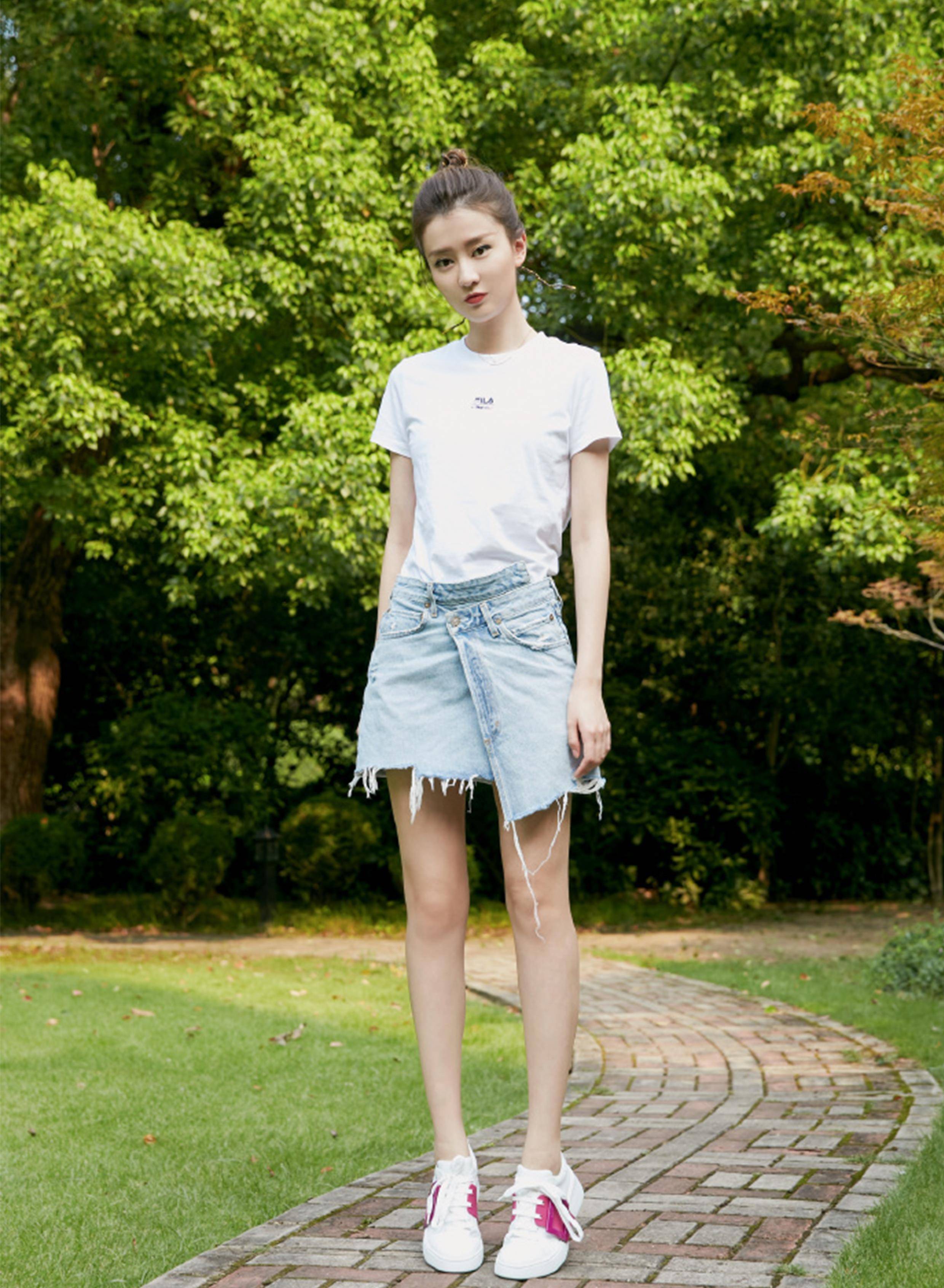 美女夏天就应该穿搭短裙,造型不仅清爽时髦,还活力满满_款式_女生