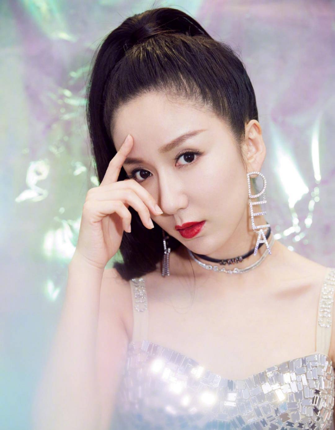 娄艺潇大胆尝试夜店装,飒酷女孩来报道,你准备好了吗_服装_饰品_耳环