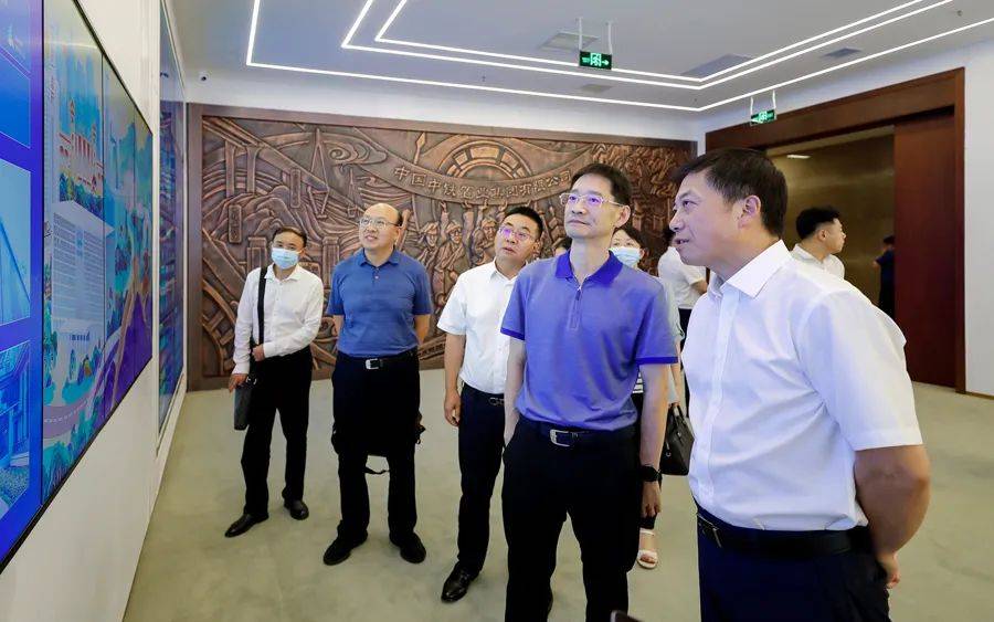 区人民政府副区长,阳逻开发区党工委书记,管委会主任陈晓红参加会谈