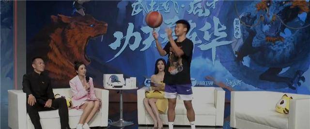 农村国宝现场演绎鸡你太美,坏空空穿高跟学打球:这天赋能转行了_比赛