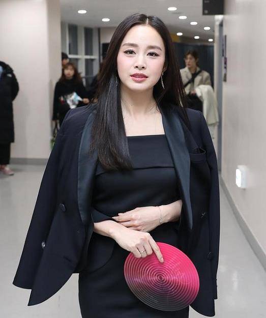 金泰熙产后四个月携新作回归,出席颁奖礼优雅美丽,身材却不尽人意