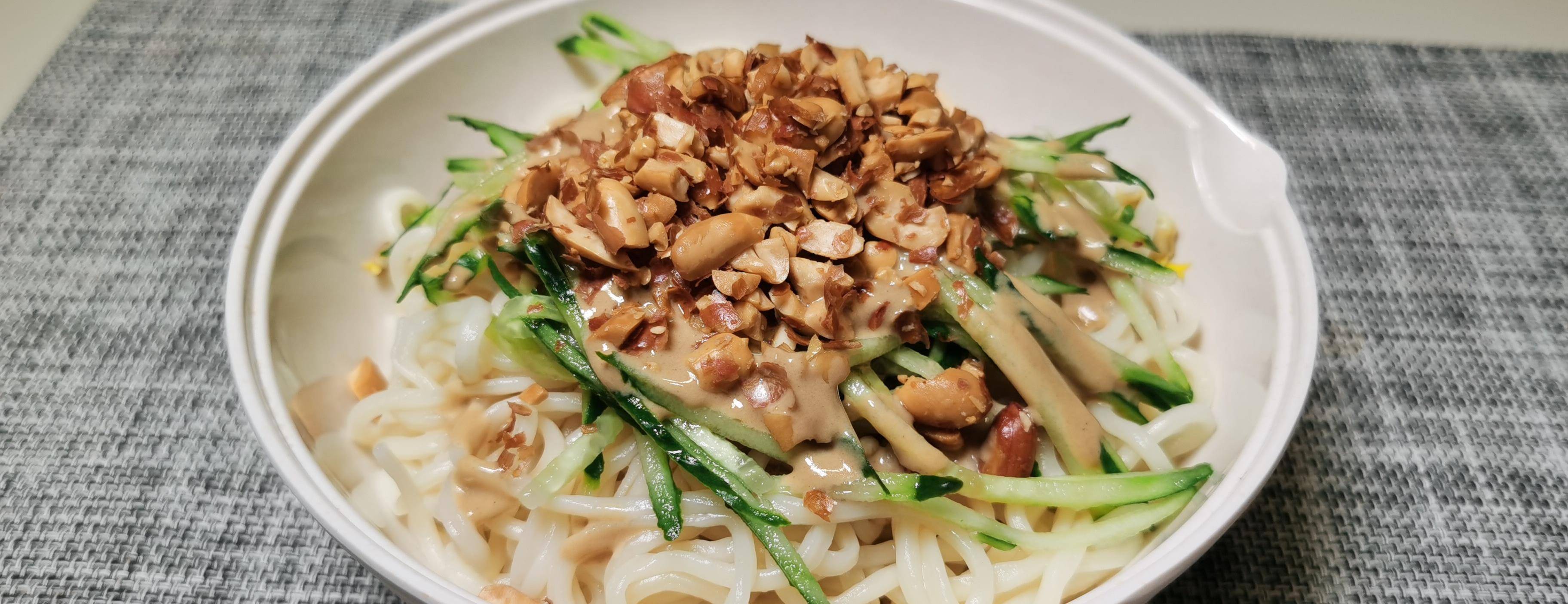 夏日高温,这碗凉面清凉开胃,北方人最喜欢的做法,吃一口满嘴香_芝麻酱