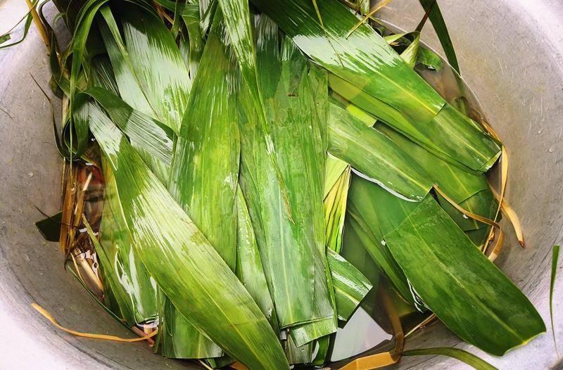 粽叶和马莲先用清水清洗干净,再放到锅里煮,锅里的水量要没过粽叶