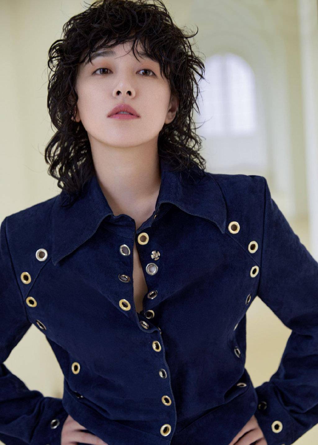 阚清子又换发型了,穿时尚边桃心印花裙,配小卷毛娇俏得像少女_卷发